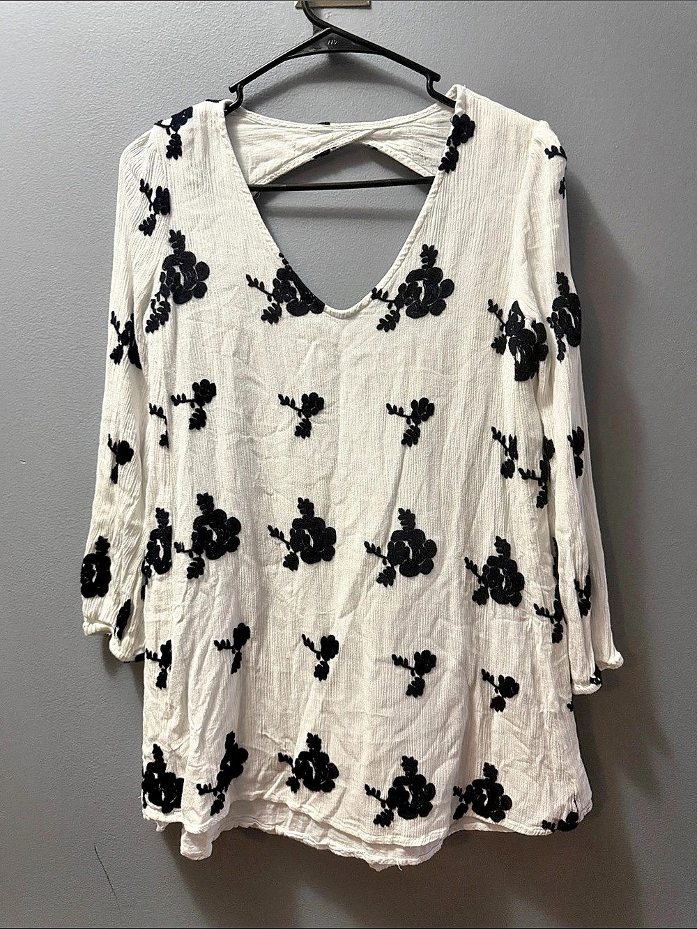 DO+BE R11366 Floral Blouse in White & Black Size Small